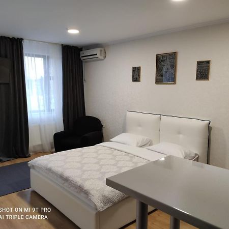 Studio In The Center Apartment คีชีเนา ภายนอก รูปภาพ