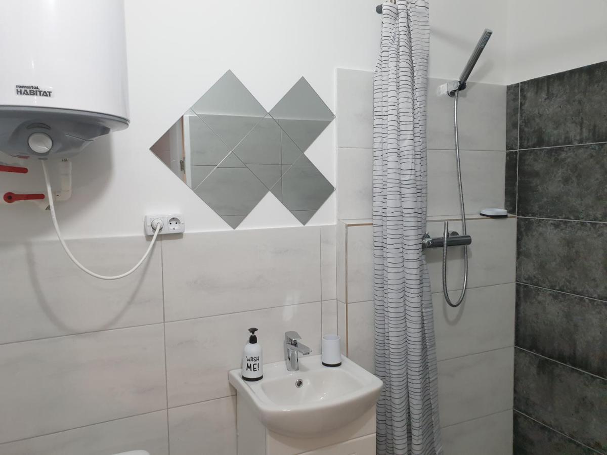 Studio In The Center Apartment คีชีเนา ภายนอก รูปภาพ